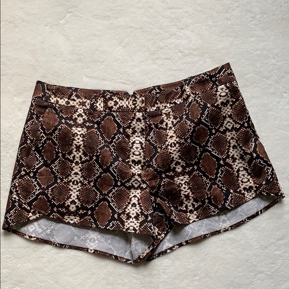 BCBGMAXAZRIA Womens Phillipa Snakeskin Shorts Size Medium - Picture 3 of 10
